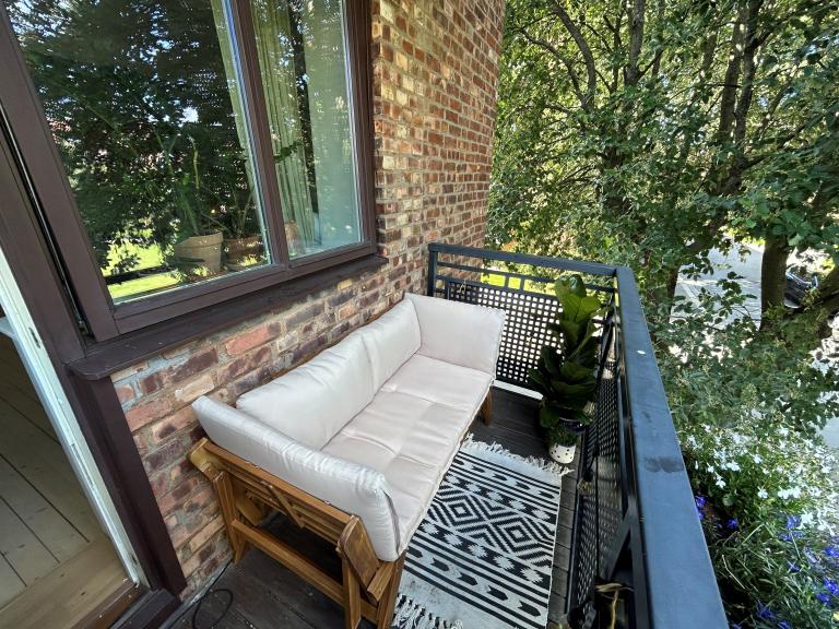 Balkong med morgen- og formiddagssol. Sofaen følger med utleien. 